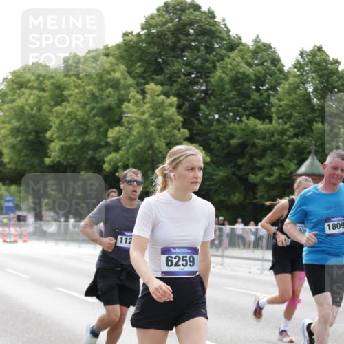 29.06.2025 - hella hamburg halbmarathon Jannik Wohlers http://msf.ph/oto/8216238 29.06.2025 10:27:01 Lombardsbrücke 2775, 4372, 5285, 5825, 6259, 7944, 10158, 11256, 11766, 12500, 15641, 17791, 18097, 18766 meine-sportfotos.de