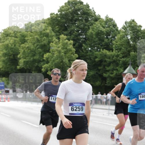 29.06.2025 - hella hamburg halbmarathon Jannik Wohlers http://msf.ph/oto/8216256 29.06.2025 10:27:01 Lombardsbrücke 2775, 4372, 5285, 5825, 6259, 7944, 10158, 11256, 11766, 12500, 15641, 17791, 18097, 18766 meine-sportfotos.de