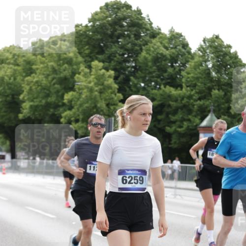 29.06.2025 - hella hamburg halbmarathon Jannik Wohlers http://msf.ph/oto/8216271 29.06.2025 10:27:01 Lombardsbrücke 2775, 4372, 5285, 5825, 6259, 7944, 10158, 11256, 11766, 12500, 15641, 17791, 18097, 18766 meine-sportfotos.de