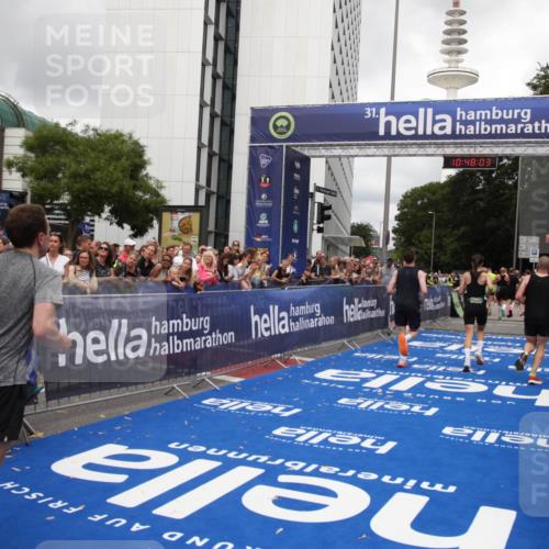 29.06.2025 - hella hamburg halbmarathon Michael Strokosch http://msf.ph/oto/8216290 29.06.2025 10:48:02 Ziel 1604, 1613, 4528, 4601, 5022, 6377, 12808, 14730, 15333, 16766, 17451, 18206, 18922, 19198 meine-sportfotos.de