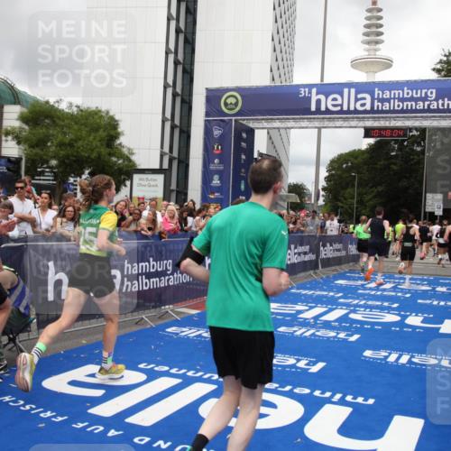 29.06.2025 - hella hamburg halbmarathon Michael Strokosch http://msf.ph/oto/8216327 29.06.2025 10:48:03 Ziel 1086, 1604, 1613, 4528, 4601, 5022, 6377, 12724, 12747, 12808, 14730, 15333, 16766, 17451, 18206, 18922, 19198 meine-sportfotos.de