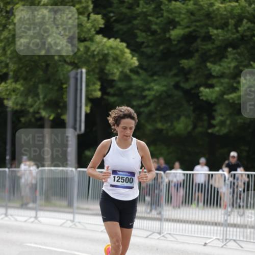 29.06.2025 - hella hamburg halbmarathon Jannik Wohlers http://msf.ph/oto/8216338 29.06.2025 10:27:02 Lombardsbrücke 2775, 4372, 5285, 5825, 7944, 10158, 11256, 11766, 12500, 15641, 17791, 18012, 18097, 18766 meine-sportfotos.de