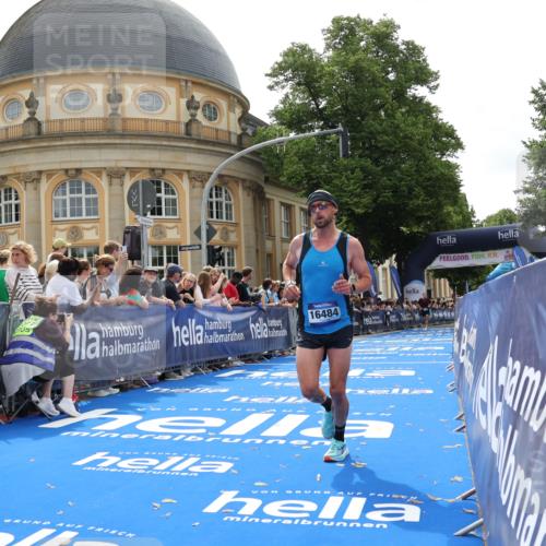 29.06.2025 - hella hamburg halbmarathon Strokosch-Dieckow http://msf.ph/oto/8216360 29.06.2025 10:25:19 Ziel 11994, 12067, 14113, 16484 meine-sportfotos.de