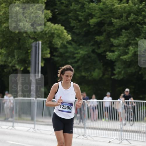29.06.2025 - hella hamburg halbmarathon Jannik Wohlers http://msf.ph/oto/8216362 29.06.2025 10:27:03 Lombardsbrücke 2775, 4372, 5285, 5825, 7944, 10158, 11256, 11766, 12500, 17427, 17791, 18012, 18097, 18766 meine-sportfotos.de
