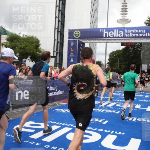 29.06.2025 - hella hamburg halbmarathon Michael Strokosch http://msf.ph/oto/8216368 29.06.2025 10:48:05 Ziel 1086, 1604, 1613, 4324, 4528, 4601, 5022, 6377, 12706, 12724, 12747, 12808, 13570, 15333, 16149, 16766, 18206, 18922, 19198 meine-sportfotos.de