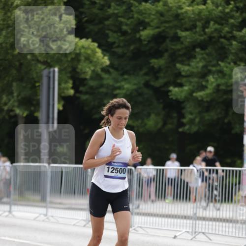 29.06.2025 - hella hamburg halbmarathon Jannik Wohlers http://msf.ph/oto/8216425 29.06.2025 10:27:03 Lombardsbrücke 2775, 4372, 5285, 5825, 7944, 10158, 11256, 11766, 12500, 17427, 17791, 18012, 18097, 18766 meine-sportfotos.de