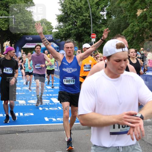 29.06.2025 - hella hamburg halbmarathon Zöllner http://msf.ph/oto/8216434 29.06.2025 10:51:24 Ziel 1461, 1817, 2364, 2411, 2636, 2718, 2946, 4814, 6657, 6776, 8316, 8930, 8989, 9214, 9476, 9656, 10480, 10667, 11124, 12016, 13047, 14865, 14994, 15950, 16357, 18019, 18489 meine-sportfotos.de
