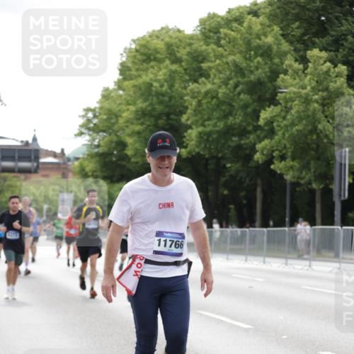 29.06.2025 - hella hamburg halbmarathon Jannik Wohlers http://msf.ph/oto/8216466 29.06.2025 10:27:04 Lombardsbrücke 4372, 5285, 5825, 7944, 10158, 11256, 11766, 12500, 17427, 17791, 18012, 18097, 18766 meine-sportfotos.de