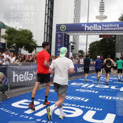 29.06.2025 - hella hamburg halbmarathon Michael Strokosch http://msf.ph/oto/8216467 29.06.2025 10:48:07 Ziel 1086, 4324, 4528, 4601, 4711, 6377, 9638, 12706, 12724, 12747, 12808, 13570, 16149, 16766, 18206, 18922, 19198 meine-sportfotos.de