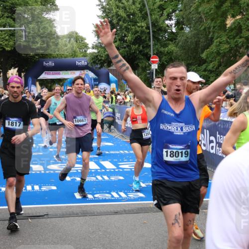 29.06.2025 - hella hamburg halbmarathon Zöllner http://msf.ph/oto/8216481 29.06.2025 10:51:25 Ziel 1817, 2364, 2411, 2636, 2718, 2946, 4814, 5820, 6657, 6776, 8316, 8989, 9214, 9656, 10480, 10667, 11124, 11422, 12016, 13047, 14865, 14994, 15950, 16357, 18019, 18489 meine-sportfotos.de