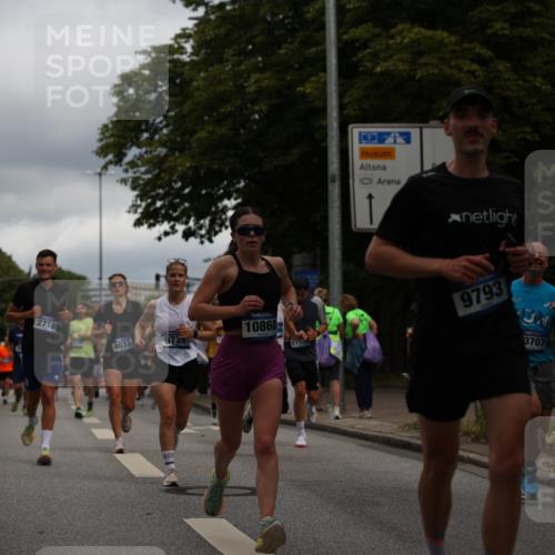 29.06.2025 - hella hamburg halbmarathon Yannick Fuchs http://msf.ph/oto/8216488 29.06.2025 10:45:44 20KM 2364, 2396, 2397, 2670, 2718, 2818, 2823, 4033, 4297, 4404, 4814, 4839, 4967, 5008, 5087, 5102, 6286, 6657, 6776, 7224, 7786, 8371, 8413, 8710, 8856, 9074, 9476, 9656, 9739, 9793, 9869, 10868, 11791, 12224, 12450, 12580, 13015, 13403, 13707, 13726, 13792, 13799, 14012, 14248, 14865, 14994, 15356, 15426, 15496, 15643, 15727, 15831, 15899, 16666, 17033, 17131, 17530, 17682, 17815, 17962, 17978, 17997, 18019, 18475, 18820, 18869, 18982, 19020 meine-sportfotos.de