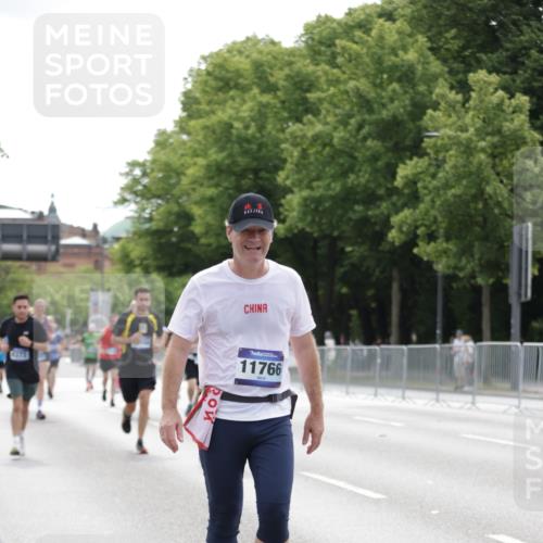 29.06.2025 - hella hamburg halbmarathon Jannik Wohlers http://msf.ph/oto/8216489 29.06.2025 10:27:04 Lombardsbrücke 4372, 5285, 5825, 7944, 10158, 11256, 11766, 12500, 17427, 17791, 18012, 18097, 18766 meine-sportfotos.de