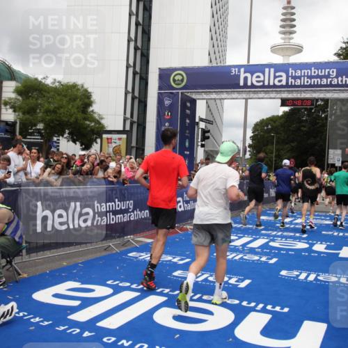 29.06.2025 - hella hamburg halbmarathon Michael Strokosch http://msf.ph/oto/8216505 29.06.2025 10:48:07 Ziel 1086, 4324, 4528, 4601, 4711, 6377, 9638, 12706, 12724, 12747, 12808, 13570, 16149, 16766, 18206, 18922, 19198 meine-sportfotos.de