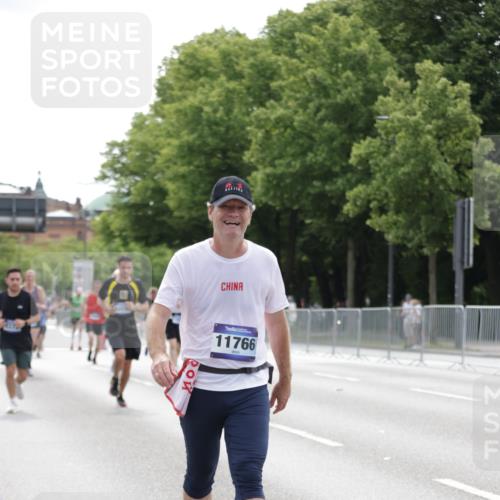 29.06.2025 - hella hamburg halbmarathon Jannik Wohlers http://msf.ph/oto/8216517 29.06.2025 10:27:04 Lombardsbrücke 4372, 5285, 5825, 7944, 10158, 11256, 11766, 12500, 17427, 17791, 18012, 18097, 18766 meine-sportfotos.de