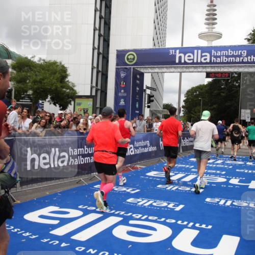 29.06.2025 - hella hamburg halbmarathon Michael Strokosch http://msf.ph/oto/8216528 29.06.2025 10:48:08 Ziel 1086, 4324, 4528, 4601, 4711, 6377, 9626, 9638, 12706, 12724, 12747, 12808, 13570, 16094, 16149, 18206, 18922, 19198 meine-sportfotos.de