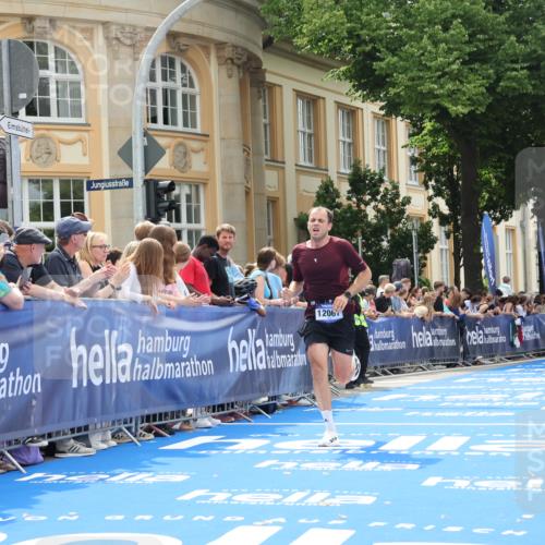 29.06.2025 - hella hamburg halbmarathon Strokosch-Dieckow http://msf.ph/oto/8216531 29.06.2025 10:25:24 Ziel 12067, 13346 meine-sportfotos.de
