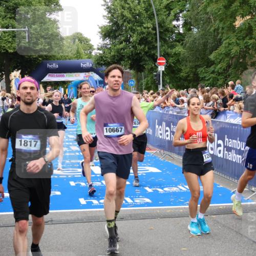29.06.2025 - hella hamburg halbmarathon Zöllner http://msf.ph/oto/8216542 29.06.2025 10:51:26 Ziel 1817, 2364, 2411, 2636, 2718, 2946, 4814, 5820, 6776, 8989, 9214, 9656, 10667, 11124, 11422, 12016, 13047, 13792, 14865, 14994, 15871, 15950, 16357, 18489 meine-sportfotos.de