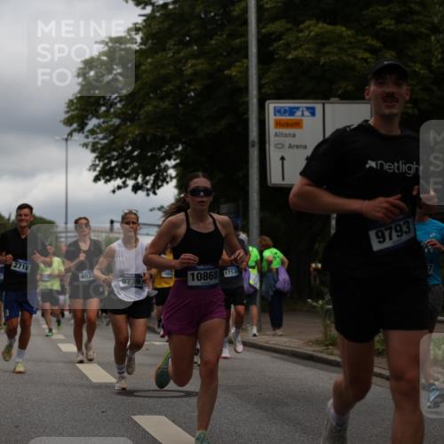 29.06.2025 - hella hamburg halbmarathon Yannick Fuchs http://msf.ph/oto/8216556 29.06.2025 10:45:44 20KM 2364, 2396, 2397, 2670, 2718, 2818, 2823, 4033, 4297, 4404, 4814, 4839, 4967, 5008, 5087, 5102, 6286, 6657, 6776, 7224, 7786, 8371, 8413, 8710, 8856, 9074, 9476, 9656, 9739, 9793, 9869, 10868, 11791, 12224, 12450, 12580, 13015, 13403, 13707, 13726, 13792, 13799, 14012, 14248, 14865, 14994, 15356, 15426, 15496, 15643, 15727, 15831, 15899, 16666, 17033, 17131, 17530, 17682, 17815, 17962, 17978, 17997, 18019, 18475, 18820, 18869, 18982, 19020 meine-sportfotos.de