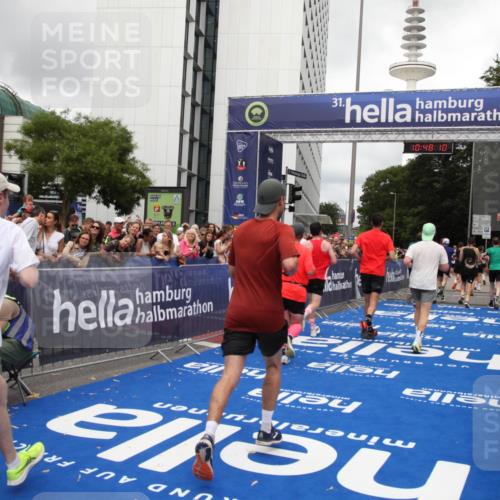 29.06.2025 - hella hamburg halbmarathon Michael Strokosch http://msf.ph/oto/8216569 29.06.2025 10:48:08 Ziel 1086, 4324, 4528, 4601, 4711, 6377, 9626, 9638, 12706, 12724, 12747, 12808, 13570, 16094, 16149, 18206, 18922, 19198 meine-sportfotos.de