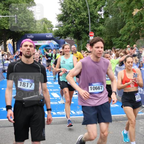 29.06.2025 - hella hamburg halbmarathon Zöllner http://msf.ph/oto/8216612 29.06.2025 10:51:27 Ziel 2364, 2411, 2636, 2718, 2946, 4814, 5820, 6776, 8989, 9214, 9656, 11124, 11422, 13047, 13792, 14865, 14994, 15871, 15950, 16357, 17131, 18489 meine-sportfotos.de