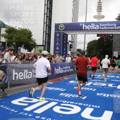 29.06.2025 - hella hamburg halbmarathon Michael Strokosch http://msf.ph/oto/8216625 29.06.2025 10:48:09 Ziel 1086, 4324, 4601, 4711, 6377, 9544, 9626, 9638, 12706, 12724, 12747, 12808, 13570, 16094, 16149, 16269, 18206, 18922 meine-sportfotos.de
