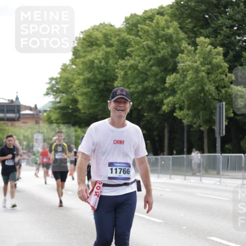 29.06.2025 - hella hamburg halbmarathon Jannik Wohlers http://msf.ph/oto/8216647 29.06.2025 10:27:04 Lombardsbrücke 4372, 5285, 5825, 7944, 10158, 11256, 11766, 12500, 17427, 17791, 18012, 18097, 18766 meine-sportfotos.de