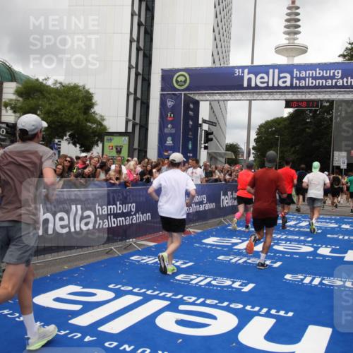 29.06.2025 - hella hamburg halbmarathon Michael Strokosch http://msf.ph/oto/8216678 29.06.2025 10:48:09 Ziel 1086, 4324, 4601, 4711, 6377, 9544, 9626, 9638, 12706, 12724, 12747, 12808, 13570, 16094, 16149, 16269, 18206, 18922 meine-sportfotos.de