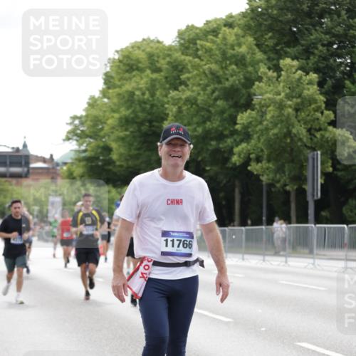 29.06.2025 - hella hamburg halbmarathon Jannik Wohlers http://msf.ph/oto/8216696 29.06.2025 10:27:04 Lombardsbrücke 4372, 5285, 5825, 7944, 10158, 11256, 11766, 12500, 17427, 17791, 18012, 18097, 18766 meine-sportfotos.de