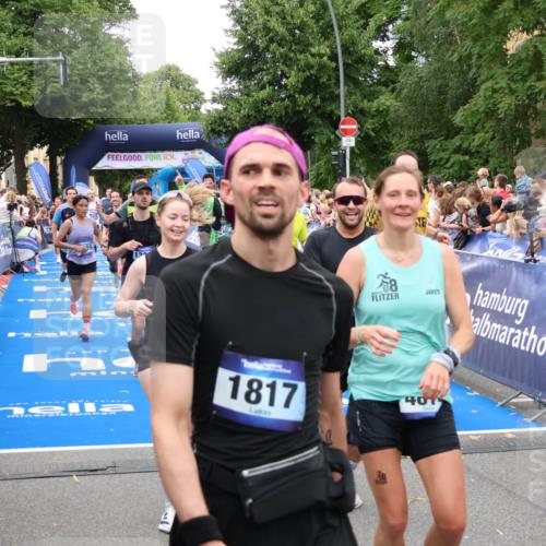 29.06.2025 - hella hamburg halbmarathon Zöllner http://msf.ph/oto/8216720 29.06.2025 10:51:28 Ziel 2364, 2411, 2946, 5820, 6776, 7943, 8989, 9214, 9656, 11124, 11422, 13047, 13792, 14865, 14994, 15871, 15950, 16357, 17131, 18489 meine-sportfotos.de