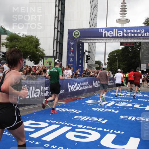 29.06.2025 - hella hamburg halbmarathon Michael Strokosch http://msf.ph/oto/8216738 29.06.2025 10:48:11 Ziel 1086, 1914, 4324, 4711, 9544, 9626, 9638, 12706, 12724, 12747, 13570, 14192, 15973, 16094, 16149, 16269 meine-sportfotos.de