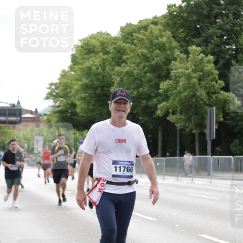 29.06.2025 - hella hamburg halbmarathon Jannik Wohlers http://msf.ph/oto/8216746 29.06.2025 10:27:04 Lombardsbrücke 4372, 5285, 5825, 7944, 10158, 11256, 11766, 12500, 17427, 17791, 18012, 18097, 18766 meine-sportfotos.de