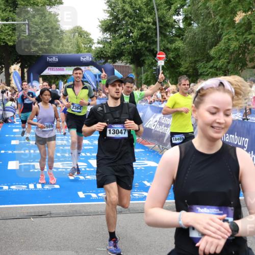 29.06.2025 - hella hamburg halbmarathon Zöllner http://msf.ph/oto/8216851 29.06.2025 10:51:29 Ziel 2364, 2411, 2946, 5820, 7943, 8989, 9214, 9656, 11124, 11422, 13047, 13403, 13792, 14994, 15871, 15950, 16357, 17131, 18489 meine-sportfotos.de