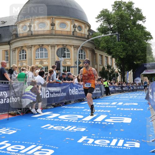 29.06.2025 - hella hamburg halbmarathon Strokosch-Dieckow http://msf.ph/oto/8216872 29.06.2025 10:25:41 Ziel 4338, 11228, 14107 meine-sportfotos.de