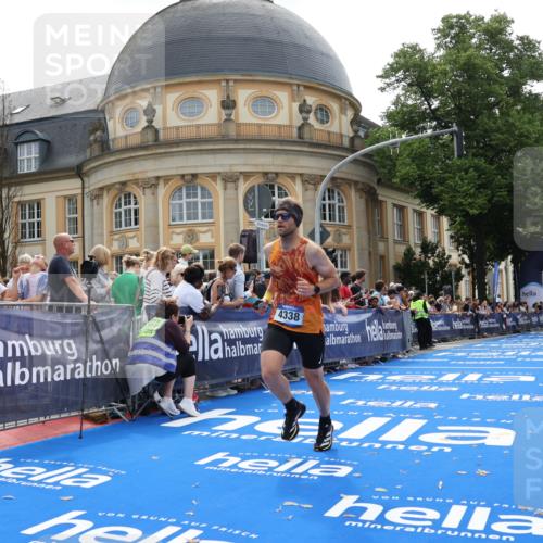29.06.2025 - hella hamburg halbmarathon Strokosch-Dieckow http://msf.ph/oto/8216886 29.06.2025 10:25:41 Ziel 4338, 11228, 14107 meine-sportfotos.de
