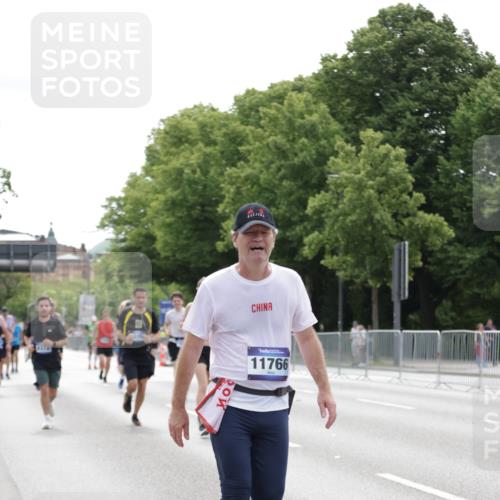 29.06.2025 - hella hamburg halbmarathon Jannik Wohlers http://msf.ph/oto/8216894 29.06.2025 10:27:04 Lombardsbrücke 4372, 5285, 5825, 7944, 10158, 11256, 11766, 12500, 17427, 17791, 18012, 18097, 18766 meine-sportfotos.de
