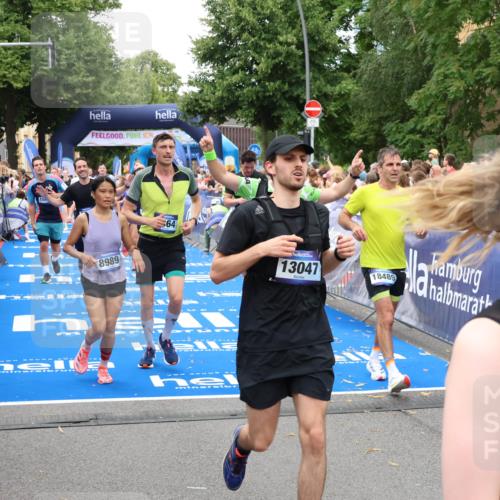 29.06.2025 - hella hamburg halbmarathon Zöllner http://msf.ph/oto/8216901 29.06.2025 10:51:29 Ziel 2364, 2411, 2946, 5820, 7943, 8989, 9214, 9656, 11124, 11422, 13047, 13403, 13792, 14994, 15871, 15950, 16357, 17131, 18489 meine-sportfotos.de