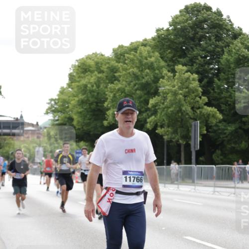 29.06.2025 - hella hamburg halbmarathon Jannik Wohlers http://msf.ph/oto/8216914 29.06.2025 10:27:05 Lombardsbrücke 4372, 5285, 5825, 6214, 10158, 11256, 11766, 12500, 14206, 17427, 17791, 18012, 18097, 18766 meine-sportfotos.de