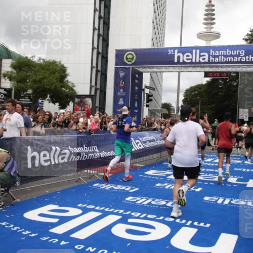29.06.2025 - hella hamburg halbmarathon Michael Strokosch http://msf.ph/oto/8216948 29.06.2025 10:48:15 Ziel 1914, 4711, 7599, 8916, 9544, 9626, 9638, 11211, 12685, 14192, 14814, 15590, 15629, 15973, 15981, 16094, 16269, 19127 meine-sportfotos.de