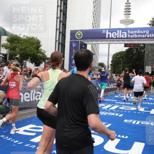 29.06.2025 - hella hamburg halbmarathon Michael Strokosch http://msf.ph/oto/8217040 29.06.2025 10:48:16 Ziel 1914, 4711, 7599, 8916, 9544, 9626, 11211, 12685, 14192, 14797, 14814, 15590, 15629, 15973, 15981, 16094, 16269, 19127 meine-sportfotos.de