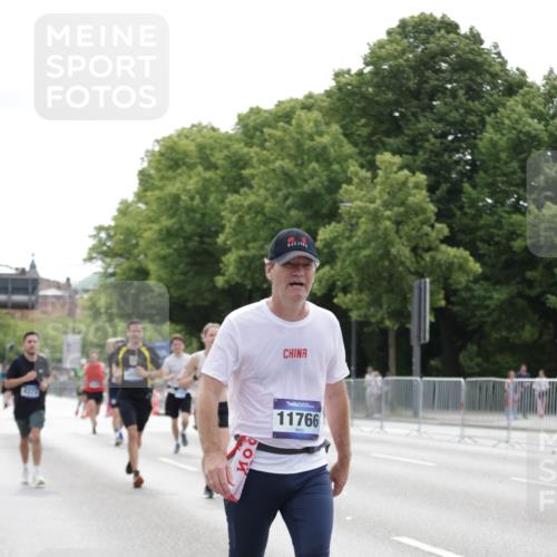 29.06.2025 - hella hamburg halbmarathon Jannik Wohlers http://msf.ph/oto/8217043 29.06.2025 10:27:05 Lombardsbrücke 4372, 5285, 5825, 6214, 10158, 11256, 11766, 12500, 14206, 17427, 17791, 18012, 18097, 18766 meine-sportfotos.de