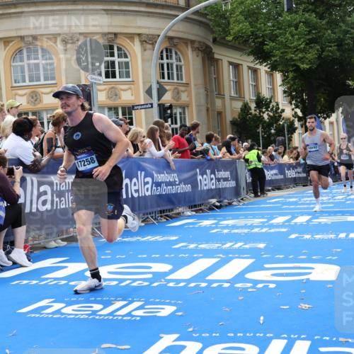 29.06.2025 - hella hamburg halbmarathon Strokosch-Dieckow http://msf.ph/oto/8217088 29.06.2025 10:25:54 Ziel 9767, 10468, 17258, 18692 meine-sportfotos.de