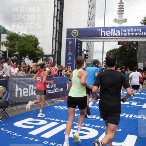29.06.2025 - hella hamburg halbmarathon Michael Strokosch http://msf.ph/oto/8217095 29.06.2025 10:48:16 Ziel 1914, 4711, 7599, 8916, 9544, 9626, 11211, 12685, 14192, 14797, 14814, 15590, 15629, 15973, 15981, 16094, 16269, 19127 meine-sportfotos.de