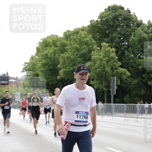 29.06.2025 - hella hamburg halbmarathon Jannik Wohlers http://msf.ph/oto/8217097 29.06.2025 10:27:05 Lombardsbrücke 4372, 5285, 5825, 6214, 10158, 11256, 11766, 12500, 14206, 17427, 17791, 18012, 18097, 18766 meine-sportfotos.de