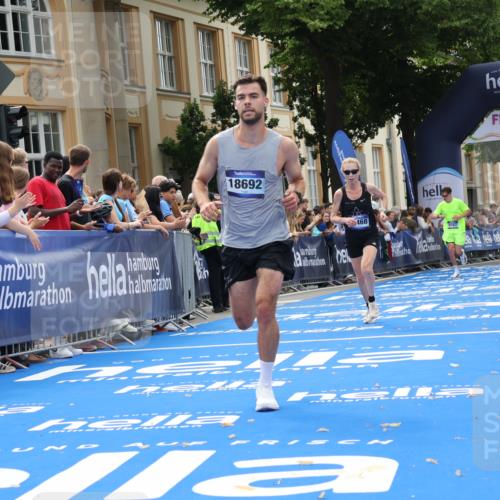 29.06.2025 - hella hamburg halbmarathon Strokosch-Dieckow http://msf.ph/oto/8217113 29.06.2025 10:25:55 Ziel 9767, 10468, 17258, 18692 meine-sportfotos.de
