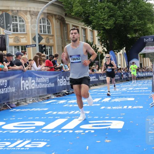 29.06.2025 - hella hamburg halbmarathon Strokosch-Dieckow http://msf.ph/oto/8217126 29.06.2025 10:25:55 Ziel 9767, 10468, 17258, 18692 meine-sportfotos.de