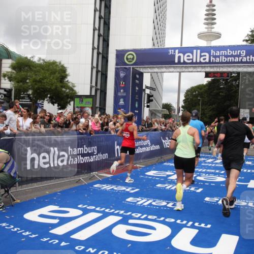 29.06.2025 - hella hamburg halbmarathon Michael Strokosch http://msf.ph/oto/8217176 29.06.2025 10:48:17 Ziel 1914, 7599, 8916, 9544, 9626, 11211, 12685, 14192, 14797, 14814, 15590, 15629, 15973, 15981, 16094, 16269, 18963, 19127 meine-sportfotos.de