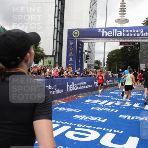 29.06.2025 - hella hamburg halbmarathon Michael Strokosch http://msf.ph/oto/8217199 29.06.2025 10:48:18 Ziel 1914, 7599, 8916, 9544, 11211, 12685, 14192, 14797, 14814, 15590, 15629, 15973, 15981, 16269, 18963, 19127 meine-sportfotos.de