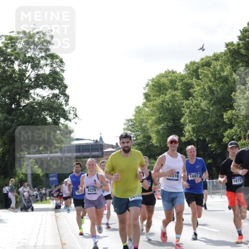 29.06.2025 - hella hamburg halbmarathon Jannik Wohlers http://msf.ph/oto/8217203 29.06.2025 09:50:05 Lombardsbrücke 1209, 1358, 1688, 1697, 1700, 1882, 2568, 2675, 2719, 2826, 4205, 4229, 4380, 4398, 4823, 5472, 5508, 5745, 5791, 5803, 6458, 6529, 6649, 7026, 8450, 8958, 9017, 9116, 9365, 10218, 10922, 11281, 11379, 11491, 11619, 12335, 13725, 14783, 14798, 14992, 15257, 15493, 16697, 16820, 16992, 17120, 17251, 17425, 17516, 17632, 18154, 18449, 18491, 18723, 19046, 19116 meine-sportfotos.de