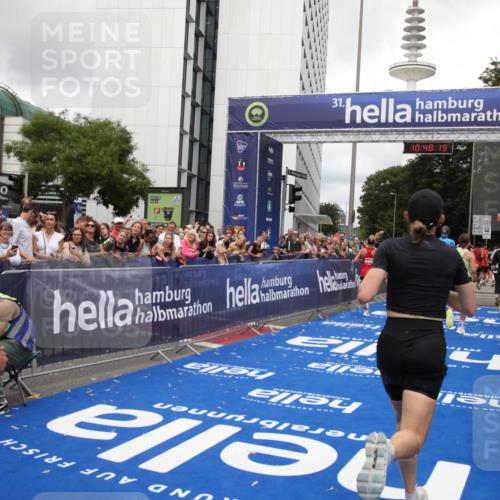 29.06.2025 - hella hamburg halbmarathon Michael Strokosch http://msf.ph/oto/8217233 29.06.2025 10:48:18 Ziel 1914, 7599, 8916, 9544, 11211, 12685, 14192, 14797, 14814, 15590, 15629, 15973, 15981, 16269, 18963, 19127 meine-sportfotos.de