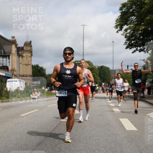 29.06.2025 - hella hamburg halbmarathon Yannick Fuchs http://msf.ph/oto/8217249 29.06.2025 10:32:55 20KM 1042, 1615, 1688, 1710, 2296, 2745, 2849, 3530, 4148, 6095, 7110, 7229, 8002, 8091, 8571, 9171, 9643, 11049, 11952, 12915, 13755, 14274, 14688, 14992, 16075, 17623, 18276, 18529, 18584, 18723 meine-sportfotos.de